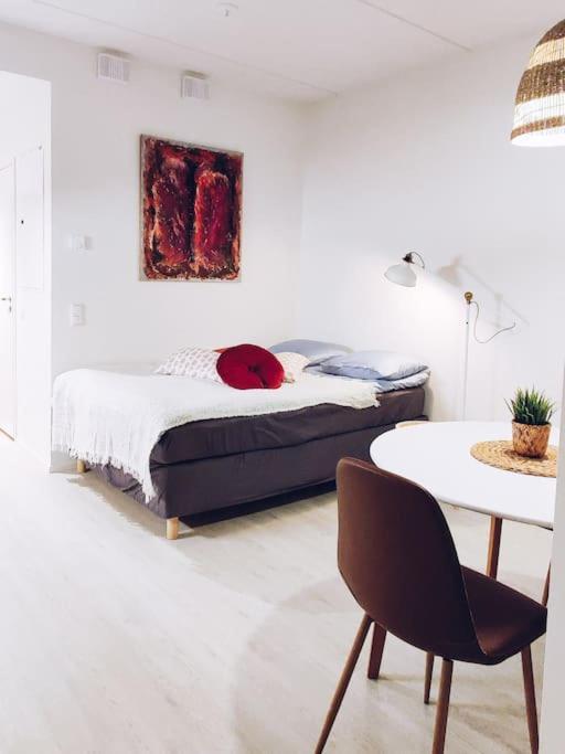 New Studio Cherry Near Helsinki Airport In Kivistoe Vantaa Ngoại thất bức ảnh